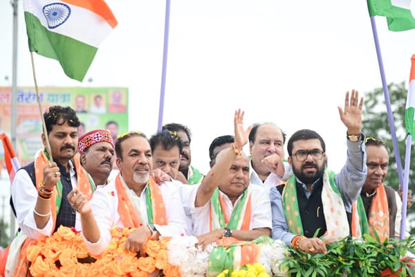 Tiranga Yatra : रिमझिम फुहारों के बीच गर्मजोशी से निकली तिरंगा यात्रा